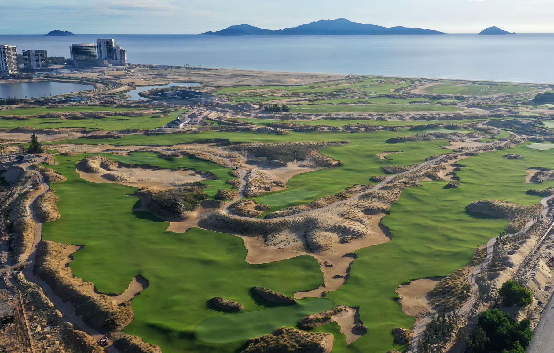 Hoiana Shores 真實空拍：沙丘間的球道一路通往海岸